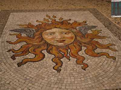 La sala d'attesa al piano nobile, con il pavimento musivo che rappresenta il sol levante con le sembianze del dio Hermes alato, messaggero degli dei